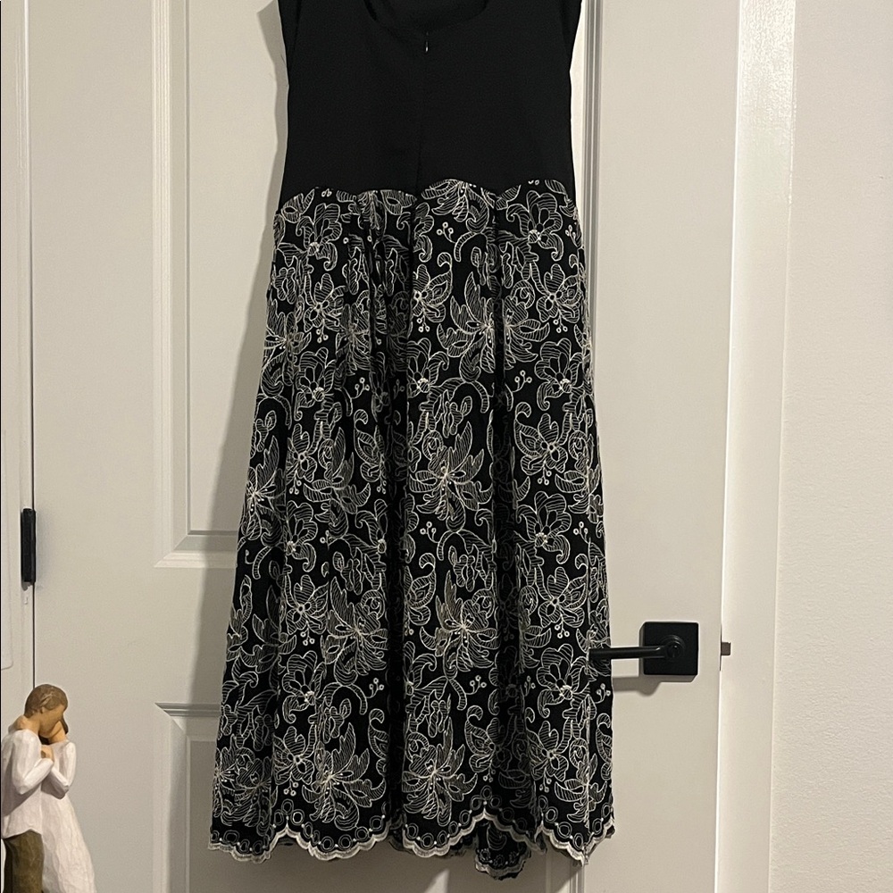 Elegant Black and White Floral Dress - Picture 2 of 4
